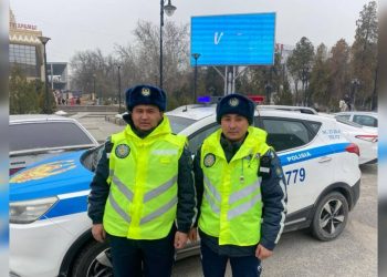 Быстрее попасть в роддом матери с новорожденным помогли патрульные в Шымкенте