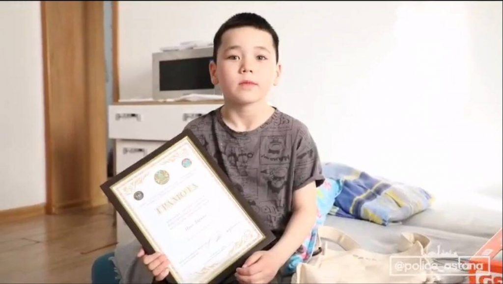 Мальчика, позвавшего на помощь рыбаков для спасения тонущего друга, наградили в Астане
