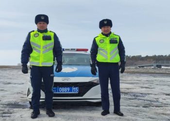 Полицейские помогли семье, застрявшей на трассе в СКО