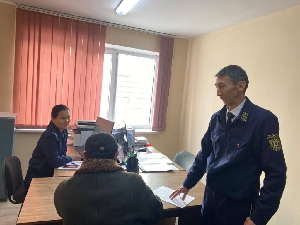 Пытался скрыться на поезде – злостного должника задержали полицейские в Жамбылской области