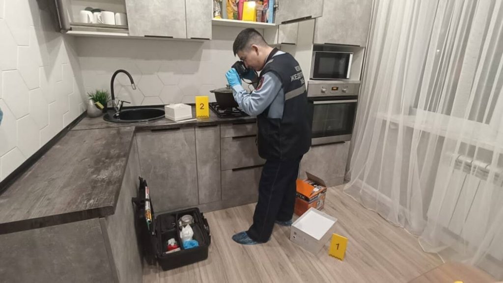 Воров, похитивших 100 млн тенге у бабушки, криминалист установил по следам на брошенной коробке