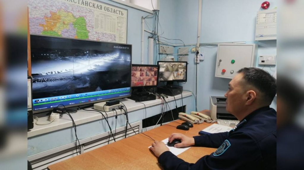 Замерзающего в снегу пьяного мужчину спасли полицейские