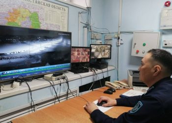 Замерзающего в снегу пьяного мужчину спасли полицейские