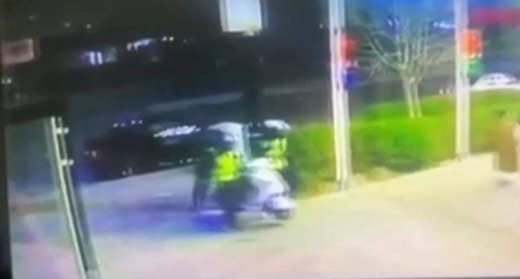 На руках унесли чужой скутер воры в Шымкенте