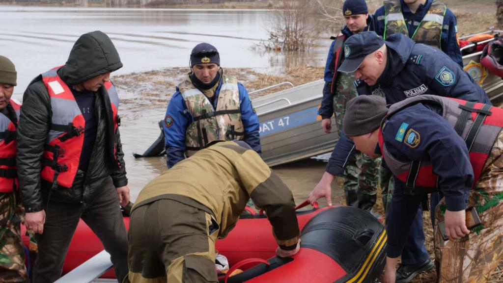 Сутками без сна: полицейские, военные и спасатели помогают жителям села в СКО