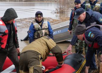 Сутками без сна: полицейские, военные и спасатели помогают жителям села в СКО