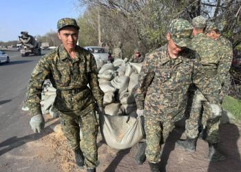 Гвардейцы заготовили более 1 млн мешкотар для возведения дамб