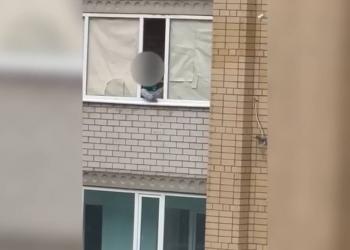 3 детей по неосторожности выпали из окна с начала года в Актобе