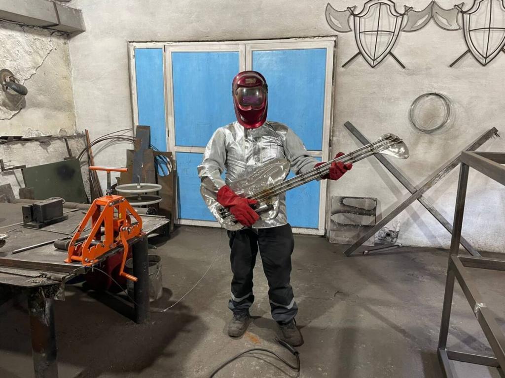 Искрящуюся гитару из стали создали осужденные в Карагандинской области