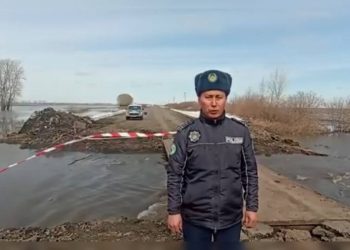 Полицейские охраняют дома эвакуированных людей в СКО