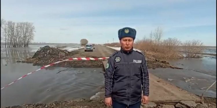 Полицейские охраняют дома эвакуированных людей в СКО