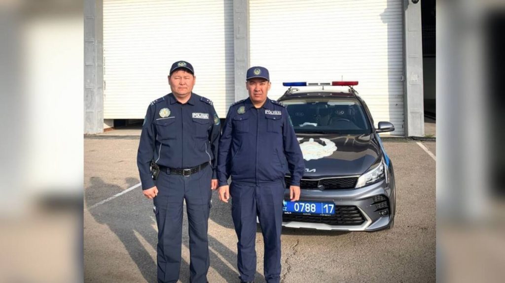 Полицейские помогли шымкентцу, которому стало плохо за рулем