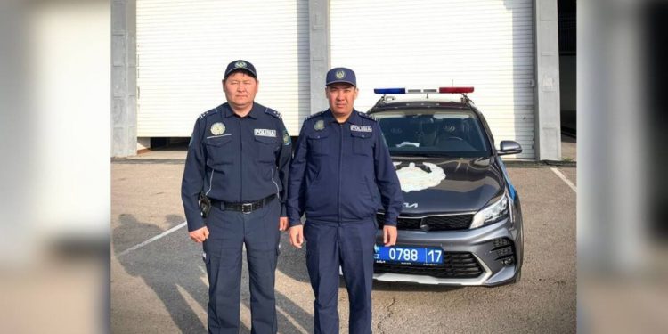 Полицейские помогли шымкентцу, которому стало плохо за рулем