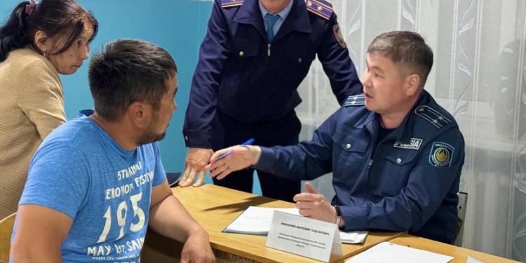 Пострадавшим от паводка гражданам оказывают помощь в документировании полицейские ЗКО