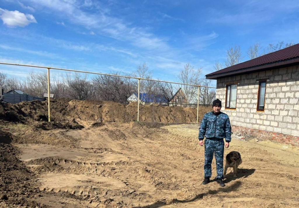 Сельский участковый с первых дней приступил к противопаводковым мероприятиям в Костанайской области
