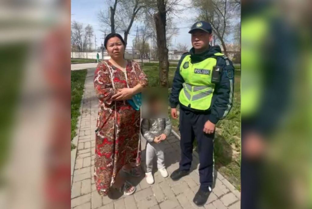 Туркестанские полицейские вернули матери ребенка, заблудившегося в парке