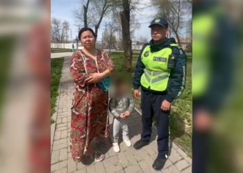 Туркестанские полицейские вернули матери ребенка, заблудившегося в парке