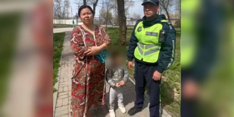 Туркестанские полицейские вернули матери ребенка, заблудившегося в парке