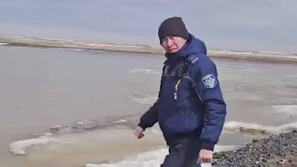 Участковый инспектор помог в восстановлении автодороги в СКО