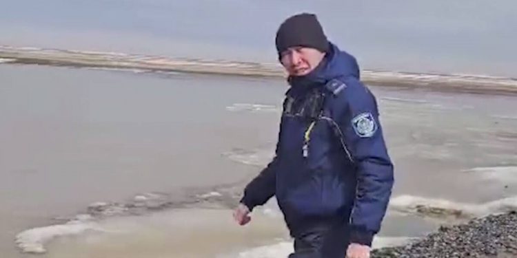 Участковый инспектор помог в восстановлении автодороги в СКО