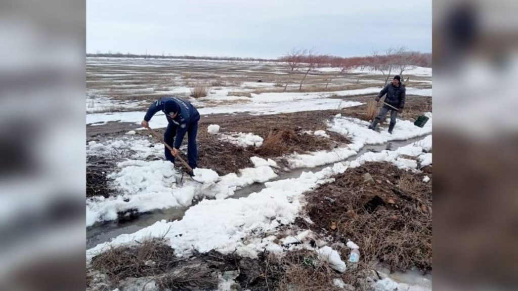 В противопаводковых мероприятиях участвуют полицейские в одном из районов СКО