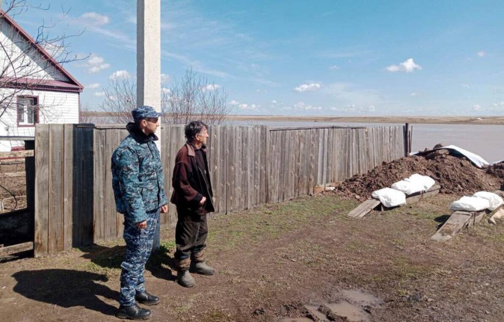 Вода ушла, работа осталась: в СКО полицейские продолжают патрулировать оставленные дома