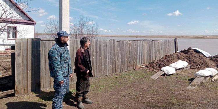 Вода ушла, работа осталась: в СКО полицейские продолжают патрулировать оставленные дома