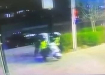 На руках унесли чужой скутер воры в Шымкенте