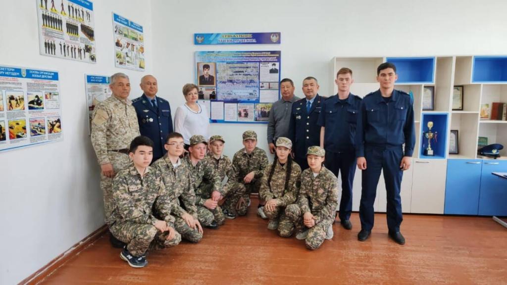 “Уголок мужества” в память о погибшем при исполнении милиционере открыли в сельской школе в СКО