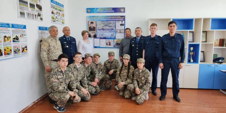 “Уголок мужества” в память о погибшем при исполнении милиционере открыли в сельской школе в СКО