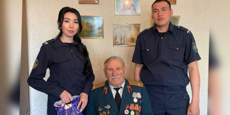 Представители УИС поздравили ветеранов с Днем Победы в области Абай