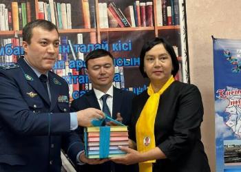 Департамент полиции пополнил фонд районной библиотеки, подарив 100 книг в ЗКО