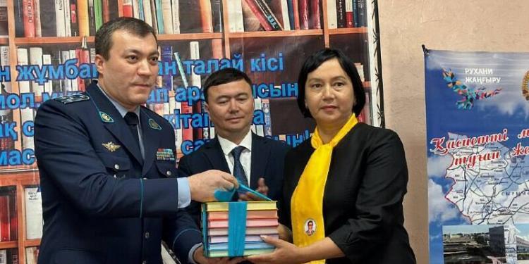 Департамент полиции пополнил фонд районной библиотеки, подарив 100 книг в ЗКО