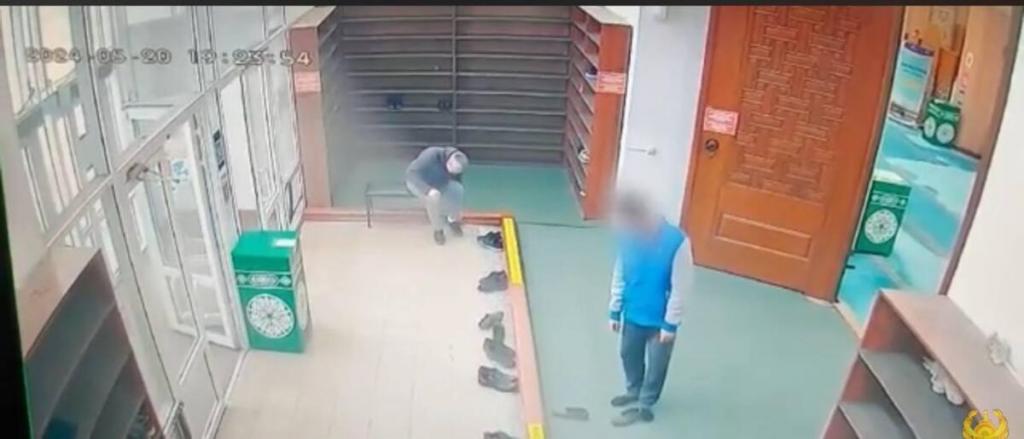 Кражу обуви из мечети зафиксировали камеры видеонаблюдения в Астане