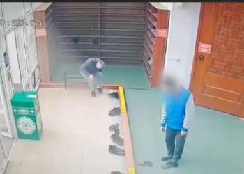 Кражу обуви из мечети зафиксировали камеры видеонаблюдения в Астане