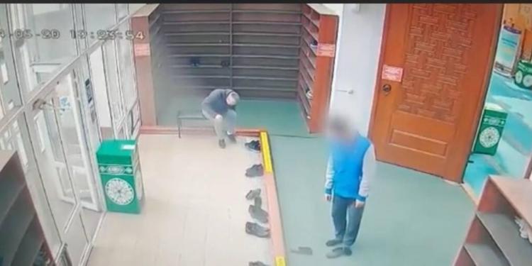 Кражу обуви из мечети зафиксировали камеры видеонаблюдения в Астане