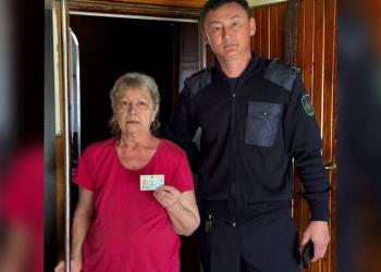 Миграционные полицейские помогли оформить документы женщине в ЗКО