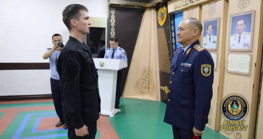 Молодым алматинским полицейским вручили первые офицерские погоны