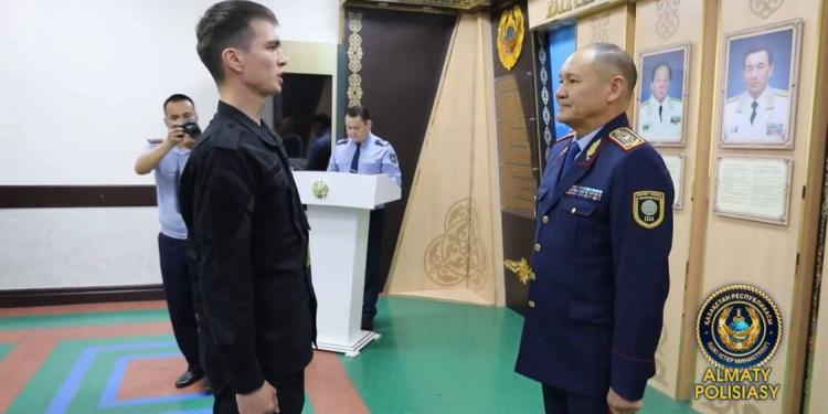 Молодым алматинским полицейским вручили первые офицерские погоны