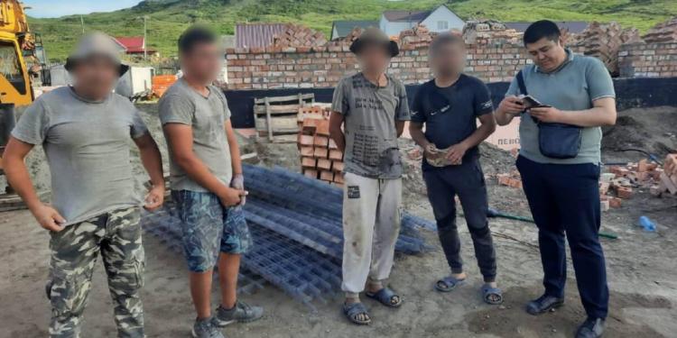 Незаконных трудовых мигрантов выявили в ВКО