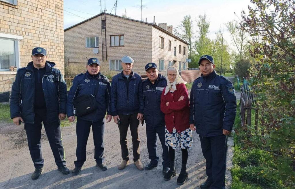 Сельчанин поблагодарил участкового за помощь в поиске престарелой матери