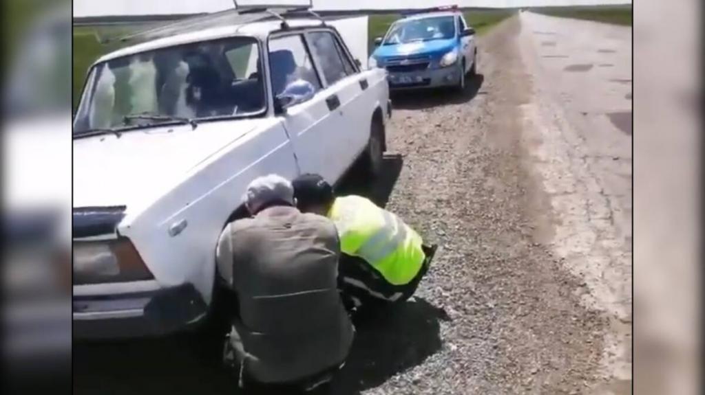 Слова благодарности от водителей ежедневно поступают в адрес патрульных в области Абай