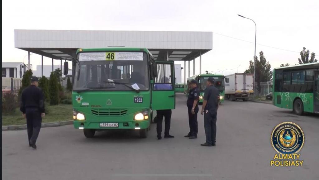 Внезапную проверку провели полицейские в частном автопарке Алматы