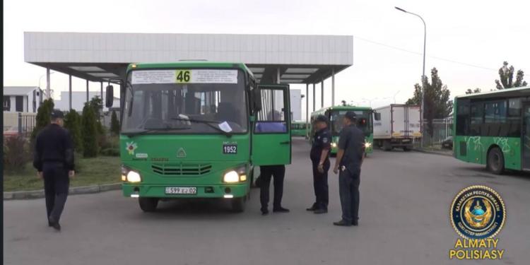 Внезапную проверку провели полицейские в частном автопарке Алматы