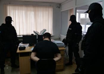 Подозреваемый в мошенничестве пытался растоптать свой смартфон при задержании в СКО