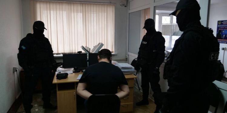 Подозреваемый в мошенничестве пытался растоптать свой смартфон при задержании в СКО