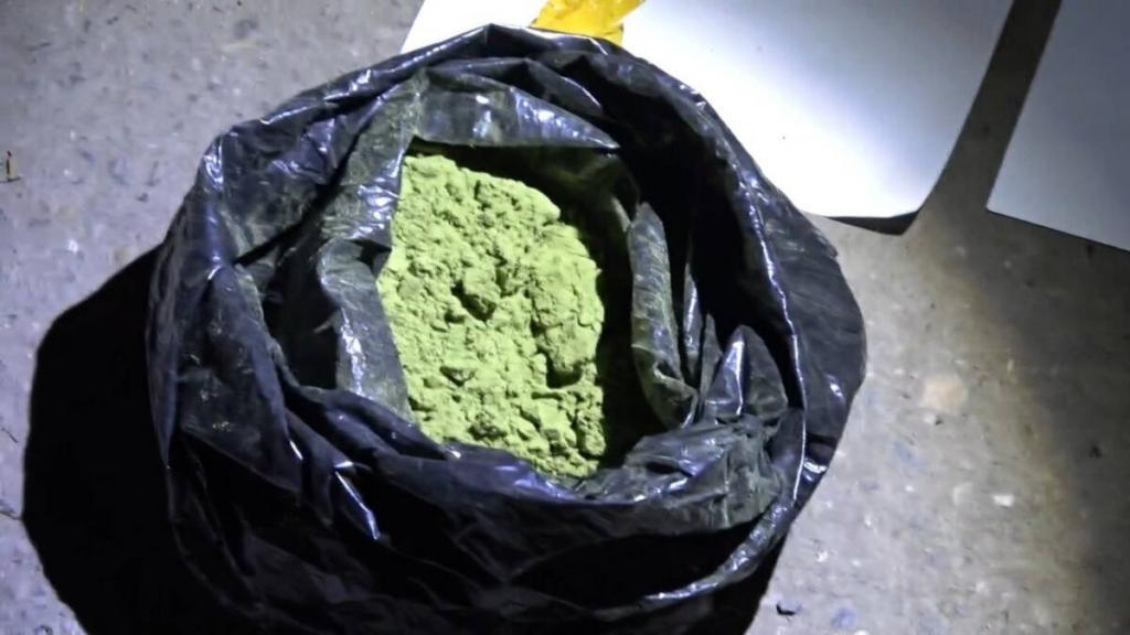 Наркотики в особо крупном размере изъяли полицейские у наркокурьера в ВКО