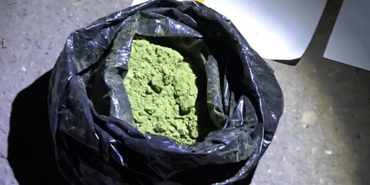 Наркотики в особо крупном размере изъяли полицейские у наркокурьера в ВКО