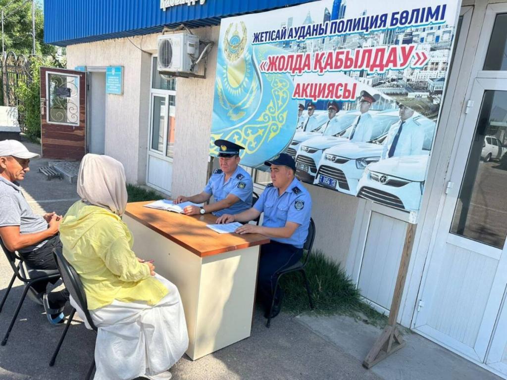 Более 200 жителей проконсультировали полицейские Туркестанской области