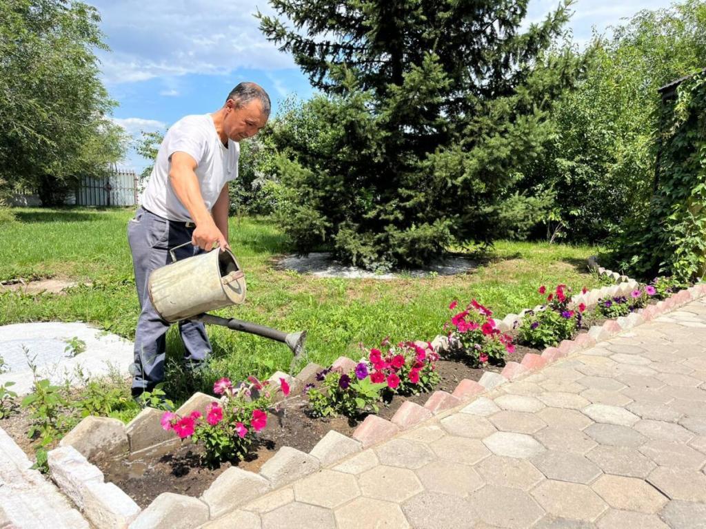 Осужденный превратил участок карагандинской колонии в цветущий сад